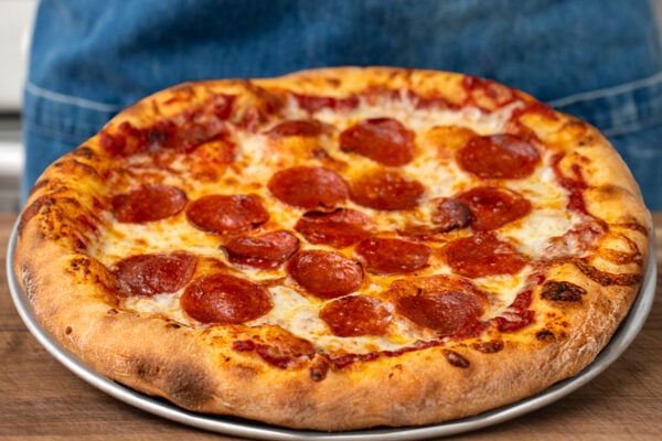 cooked pepperoni pizza