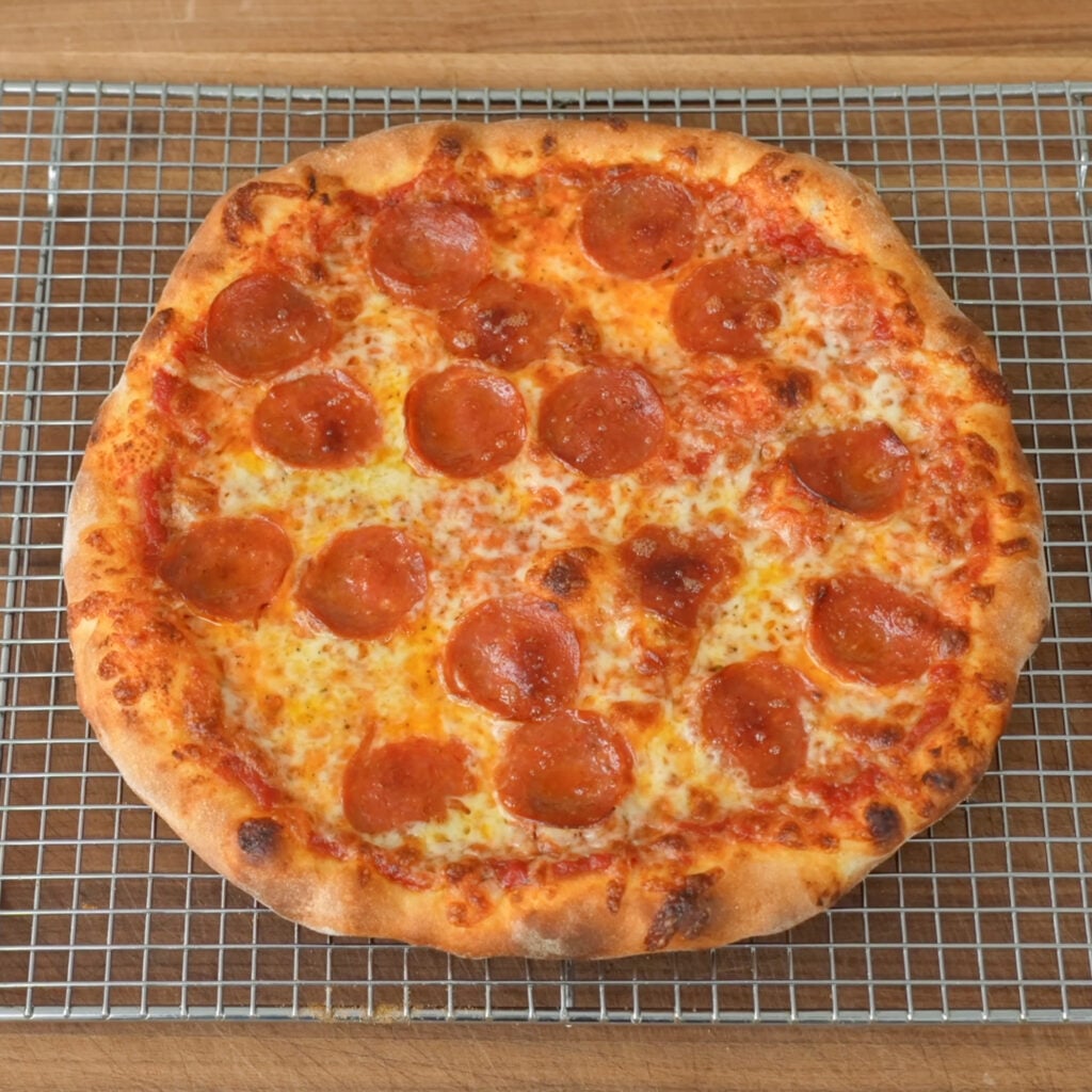 cooked pepperoni pizza