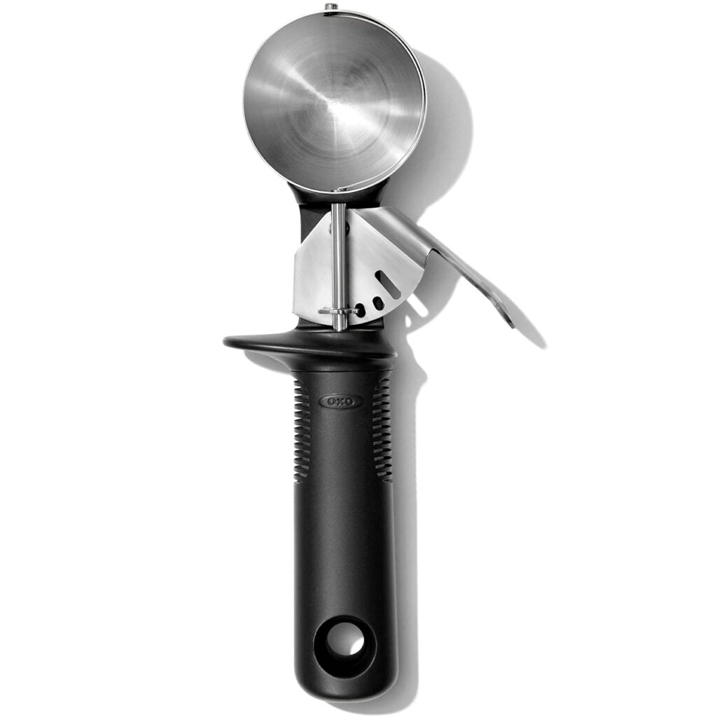 scoop with black handle 