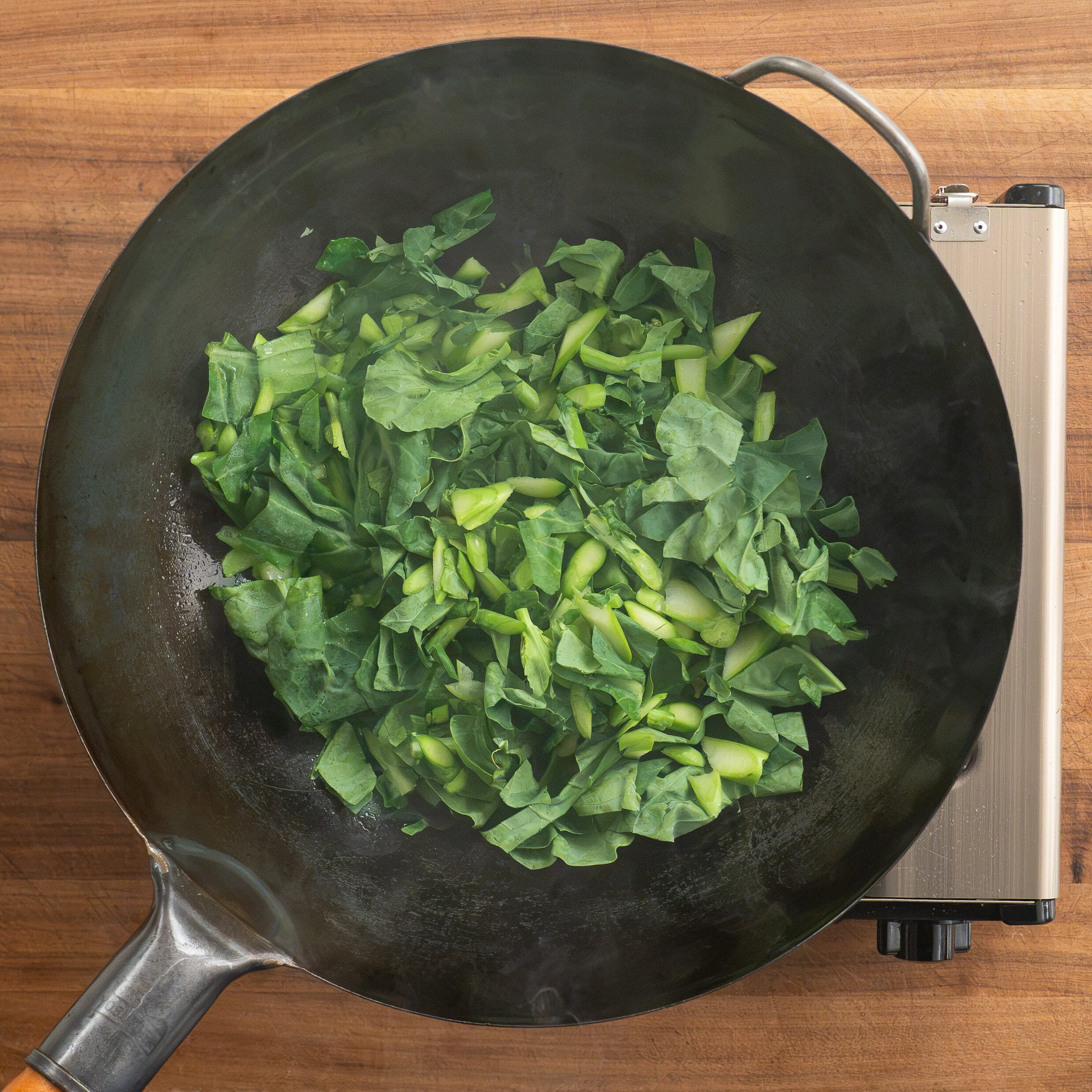 wok cooking green vegetables